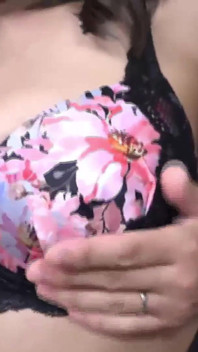O soție matură curvă cu sâni mari care a decis să apară în spectacol, a vrut doar să facă sex