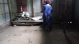Chị kế lớn tuổi của tôi đang dọn dẹp phòng của tôi, tôi đã ôm cô ấy và bắt đầu đụ đít cô ấy