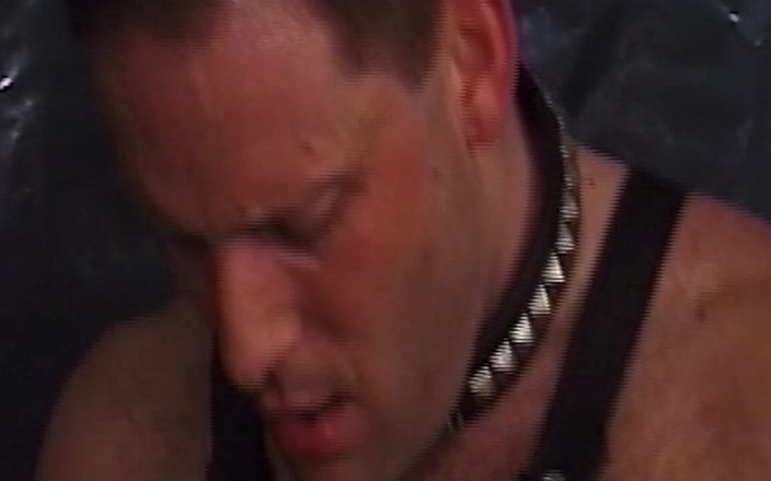 Just X Gays amateur porn: Кожа, похоть и контроль: свидание в клубе БДСМ толкает двух мужчин на их пределы