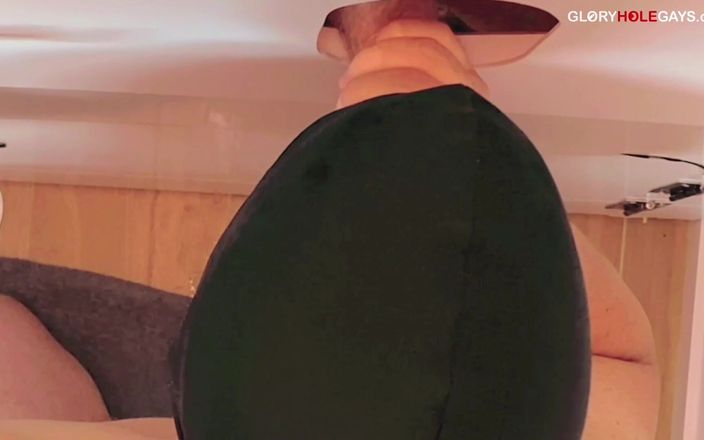 GLORYHOLEGAYS: Cum Ladle at the Gloryhole - studenten ger mig sin last