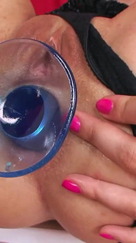 Elle peut prendre tellement de choses folles pour se faire sodomiser intensément plus facilement