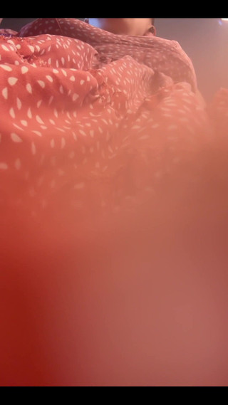 littleanda: Spelen met mijn poesje onder mijn jurk