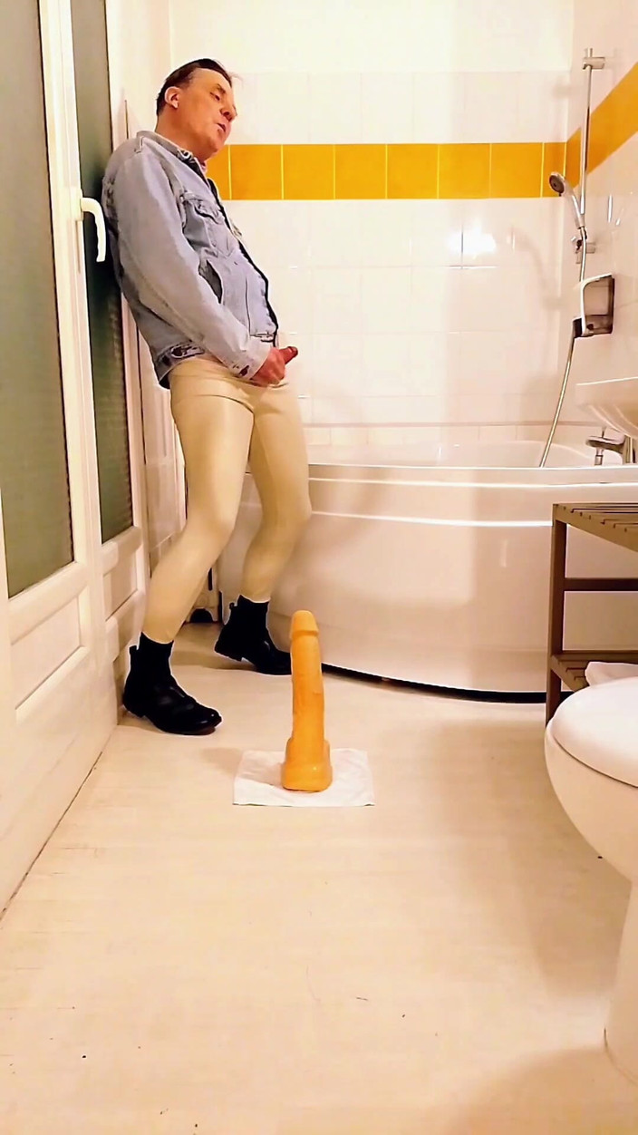 Joy Stardust: 화장실에서 페티쉬 자위와 딜도 섹스