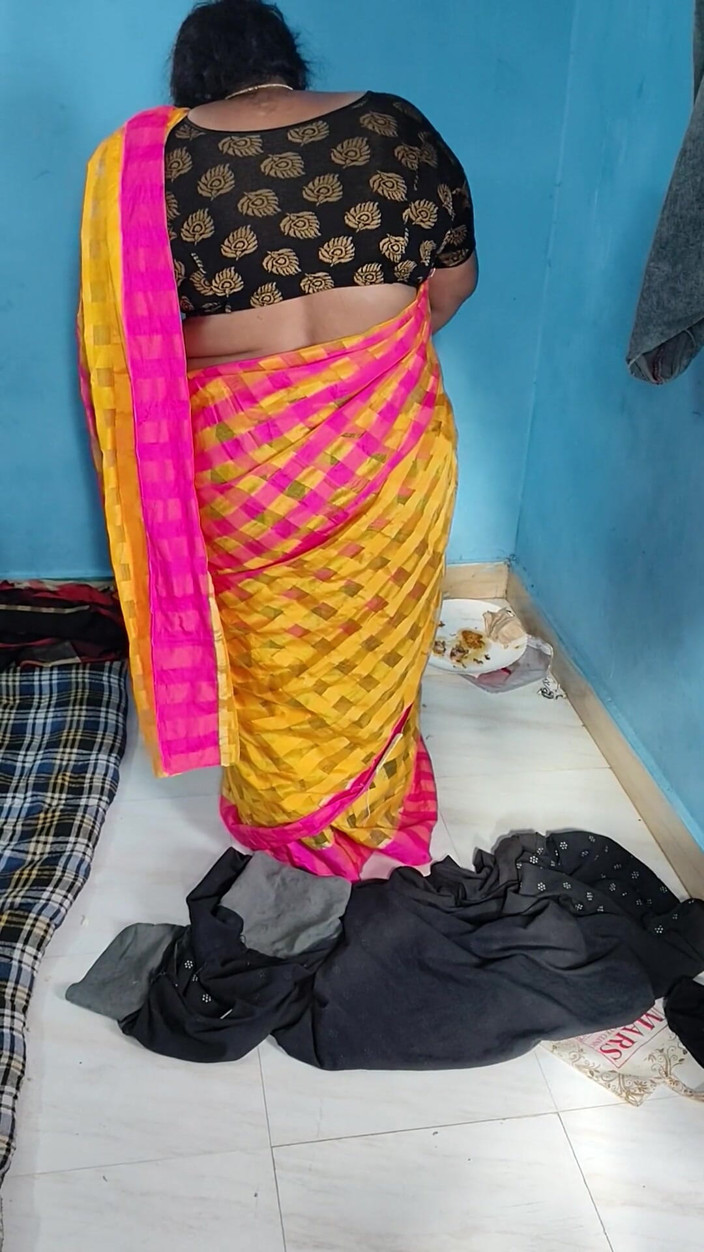 Tamil lesbian: Nói chuyện nóng bỏng và mặc váy