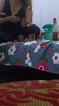 另一个朋友交了他朋友的女朋友，把它放在她的屁股上。