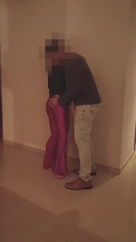 Une chaudasse mariée se fait baiser lors d’une soirée de construction - éjaculation dans la bouche