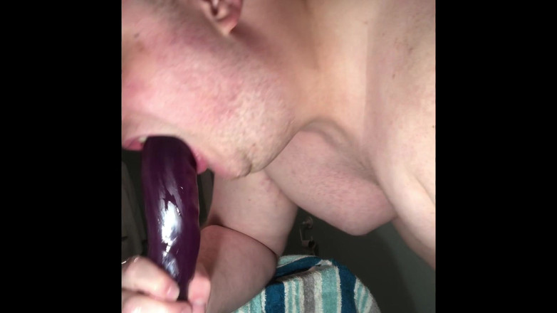 Charlieboy69: Hluboké hrdlo dildo