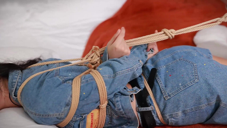 Asian bondage: 맨발 여자친구의 밧줄 구속