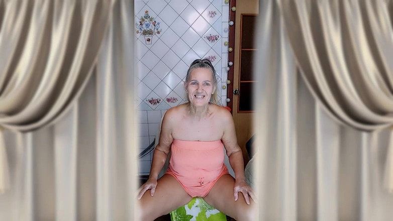 Lukerya: 부엌에서 핫한 주부 Lukerya