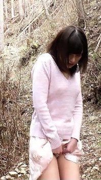 Aziatische tiener Mihono gevingerd op een date buitenshuis thuis en kreeg een pijpbeurt