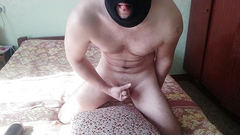 Guy big cock cum: Yakışıklı silikon oyuncağını sertçe sikiyor ve içine boşalıyor