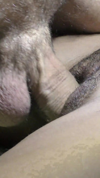 Buceta preta adora pau branco e esperma quente