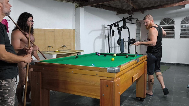 carmonaoficial: 친구들과 놀다가 벌거벗고