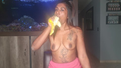 domslutfucker: टॉपलेस देसी केले पर चूसती और गले में गहरे तक लेती है तो अपने स्तन निचोड़ती है