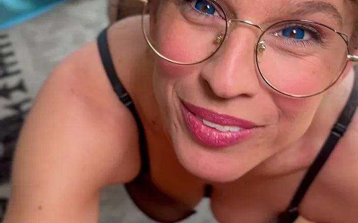VibeWithMommy: Blue Eyes Jewish MILF Shows You How to Proper Anal