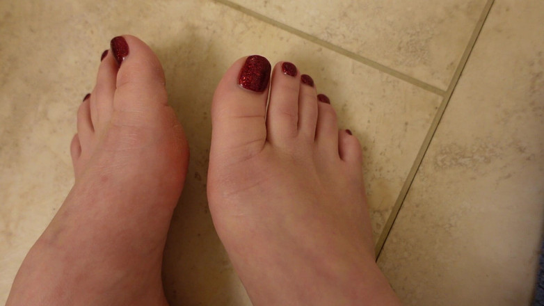 Deanna deadly: Une nouvelle pédicure rapide exhibe ses ongles rouges scintillants