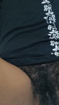 Memek sempit adik tiri amatir yang lagi sange ini berubah jadi sangat menggoda di tengah malam