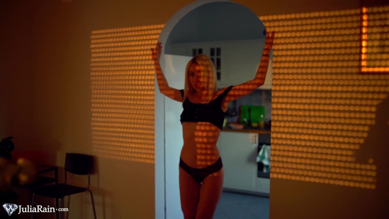 Julia Rain: Julia Rain striptiz yapıyor ve amına dokunuyor - yumuşak müzik pornosu