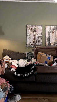 Meravigliosamente bella ragazza rossa calda fa un provino con una prova haul per nightie, gonna e calze al ginocchio con lingerie