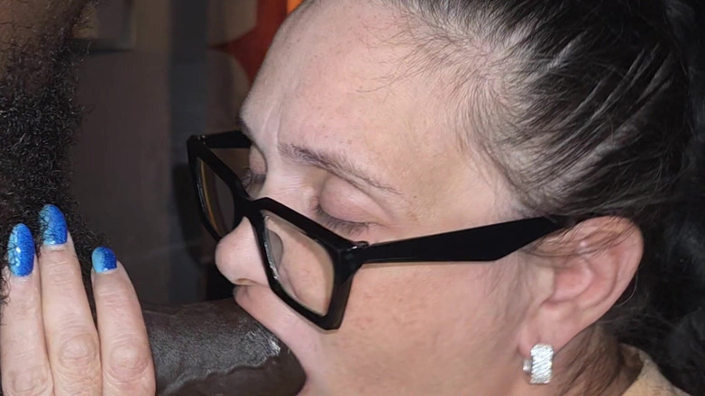 TrotzillaTheGod: Madrastra con gafas sirve la polla negra de su maestro...