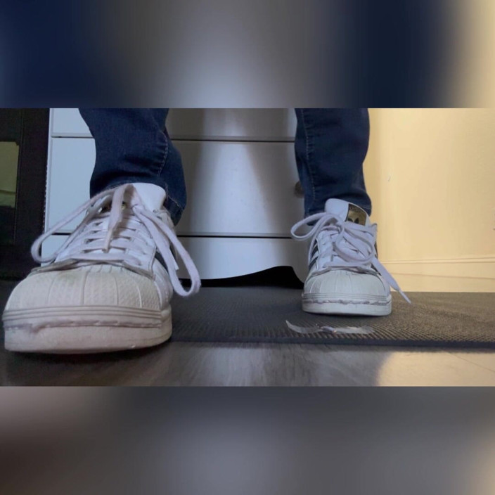 Tan feets: Mista gigantessa latina tanfeets in sneakers e calzini rimozione scarpe...