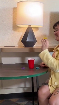 Două mame sexy se dezbracă în timp ce joacă un joc lesbiene obraznic