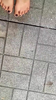Çıplak ayaklar açık havada yürüyor cilt 2