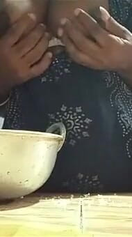 Esposa india folla en cocina