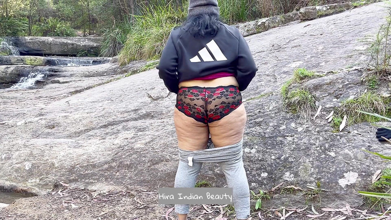 Hot 365 Entertainments: 瑜伽伸展 - 在河边的性感挑逗 - 罕见 - 户外印度情色