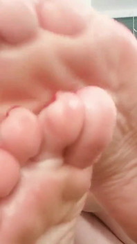 Pieds sexy huileux - semelles sexy et jolis orteils - gros plan de pieds (taille 10) Arya Grander