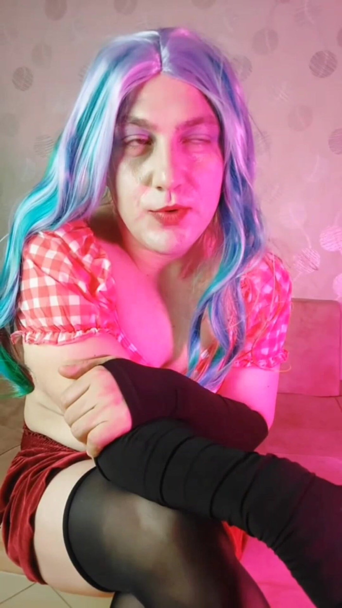 Kitty_Cross: Jolie femboy en collants jupe rouge