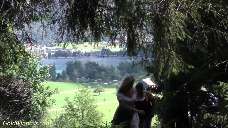Lederhosen Gangbang: Sexo en grupo de lederhosen al aire libre