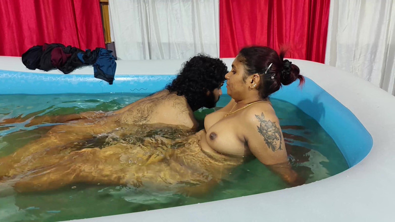 Vaishnavysharunraj: Pasangan ini lagi asik mandi di kolam renang