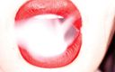 Goddess Misha Goldy: 4k rode lippenstift en rokende hoer aanbrengen op zwarte achtergrond