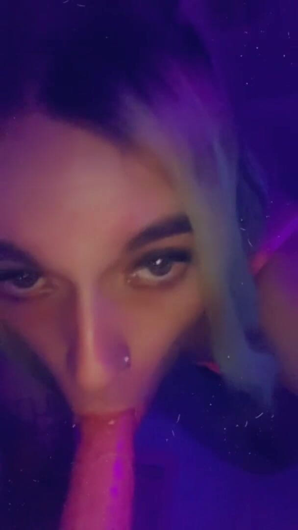 CarmenMelatonin: Pembe çılgın kız oynamak istiyor