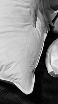 Permainan satin fetish kaki