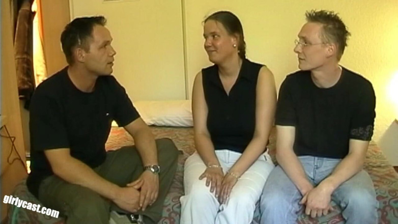 Girlycast: Kerstin casting on the bed