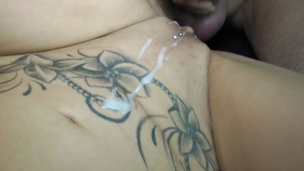 Gangbangclub-Bayern: Morena tatuada follada duro y ordeñada