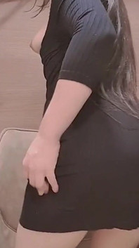 Une jolie fille amateur se masturbe dans une robe noire