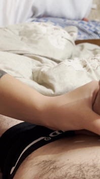 Dormitorio el niño despierta a su novio y comienza a lamer su polla