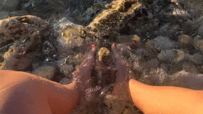 Risky Hairy Couple: Picioarele mele în mare peste pietre