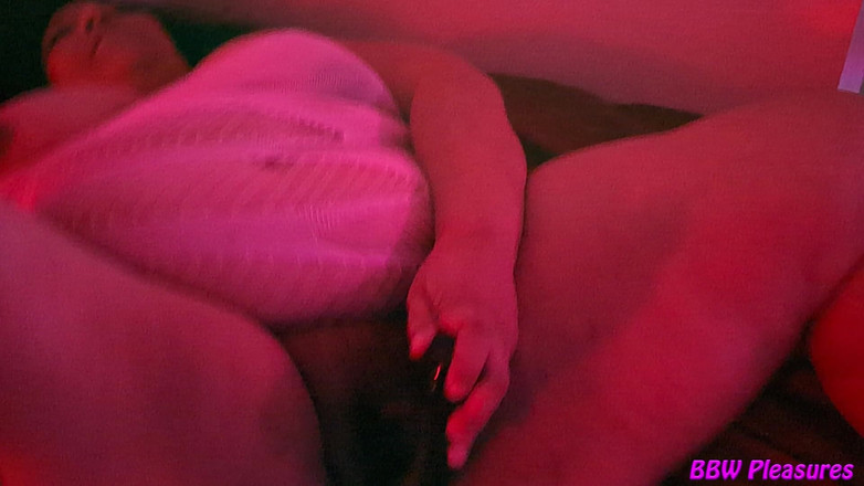BBW Pleasures: Koi在俱乐部自慰