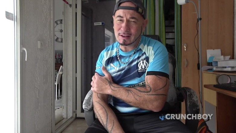 Bitch fucked bareback by big cock: Ona go masturbuje i robi mu to, paląc papierosa