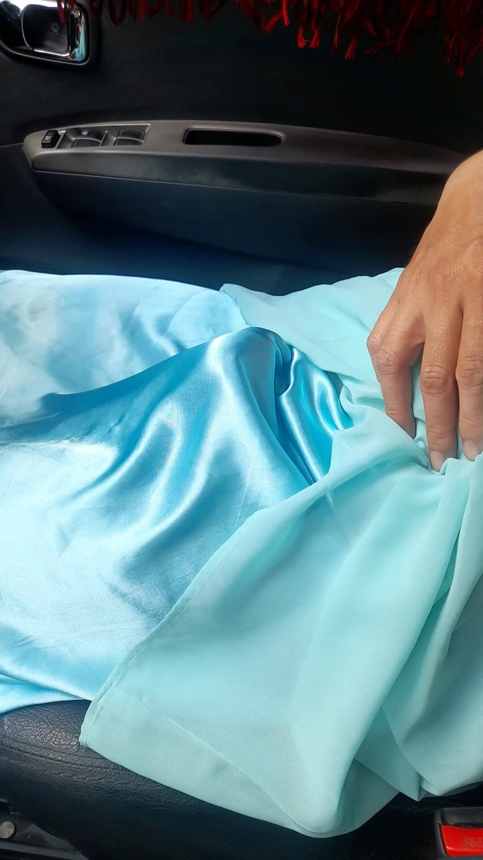 Naomisinka: 새틴 안감이 있는 파란색 쉬폰 드레스를 입은 정액