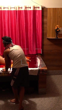 Uomo indiana fortunatamente ottiene una bella casalinga e se la scopa!