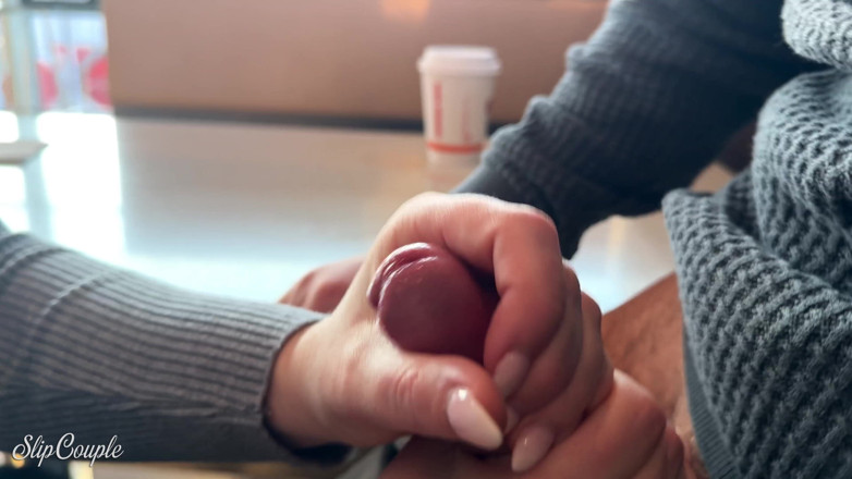 SlipCouple: Chica Cachonda Juega Con La Polla En Restaurante De Comida...