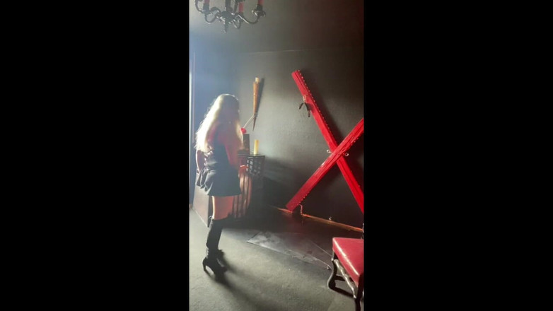 Queen_of_BDSM: Trénuji svou otrokyně, aby byla kouřící děvkou!