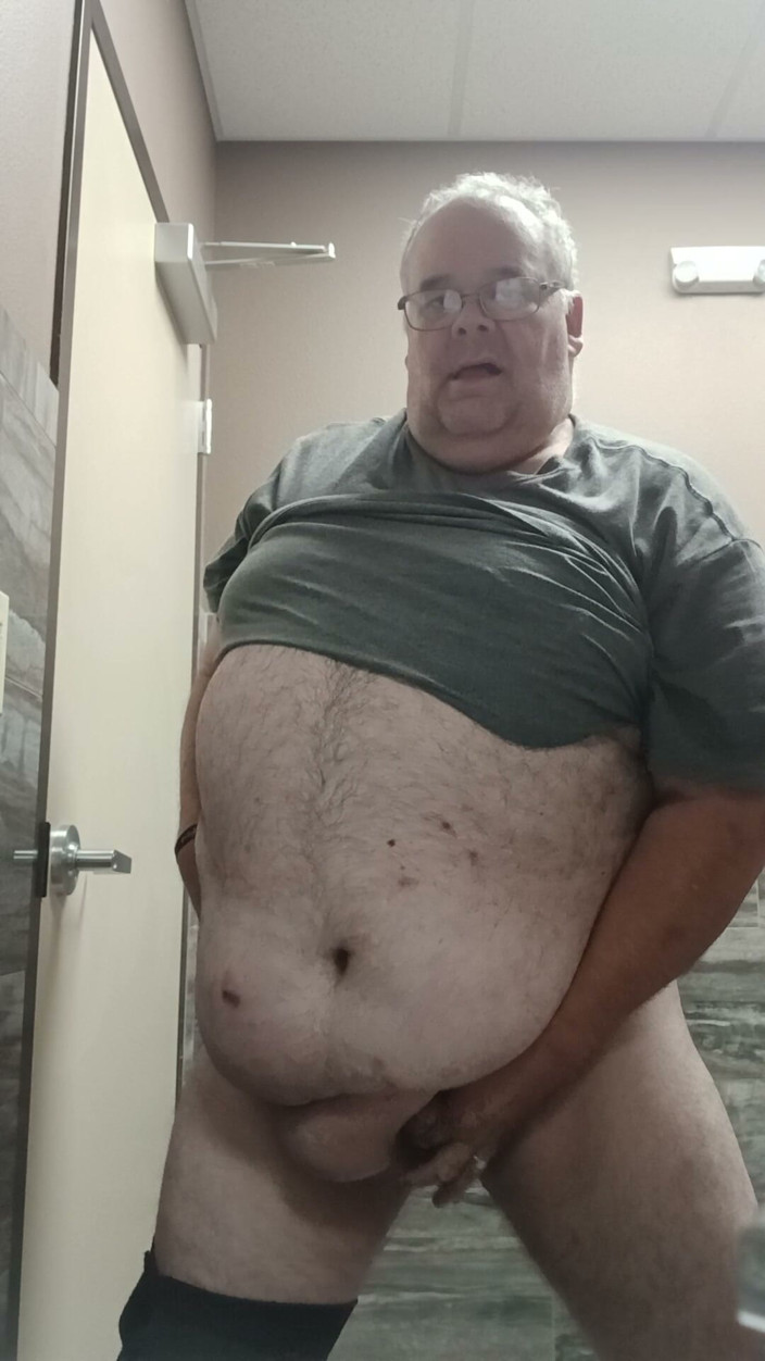 Gaydaddy2021: Aftrekken in een badkamer.