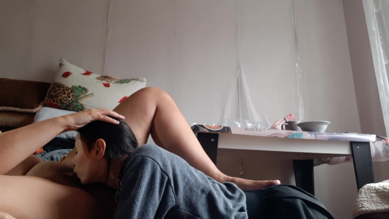 Lesbian-illusion: Dávám své přítelkyni masáž hlavy, zatímco kouří, líbá a olizuje...