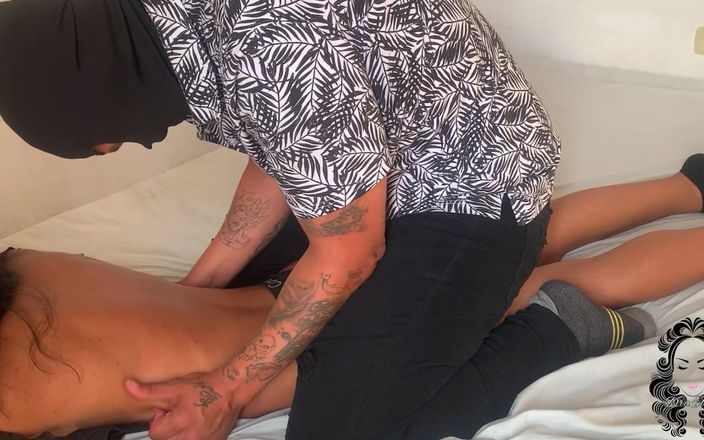 Dra Ebony: Sorellastra arrapata gode di massaggio
